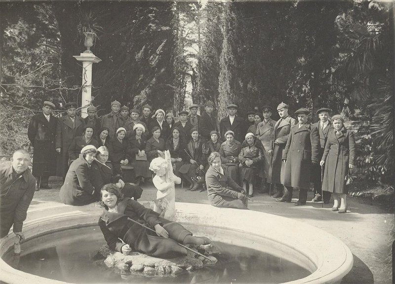 Группа курортников, 1940 год, г. Сочи. Выставка «Шедевры неизвестных авторов» с этой фотографией.