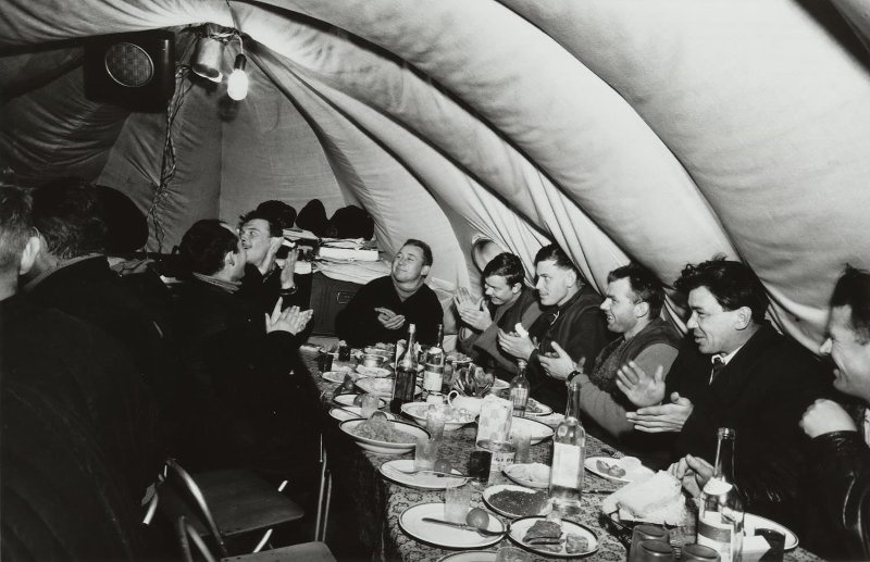 Праздничный вечер на дрейфующей станции, 1960 год. Выставка «В Союзе с водкой» с этой фотографией.