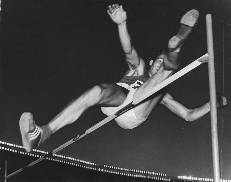 Легкая атлетика. Прыжок в высоту, 1930-е. Выставка «Спортсмены. Сила духа и тела» с этой фотографией.