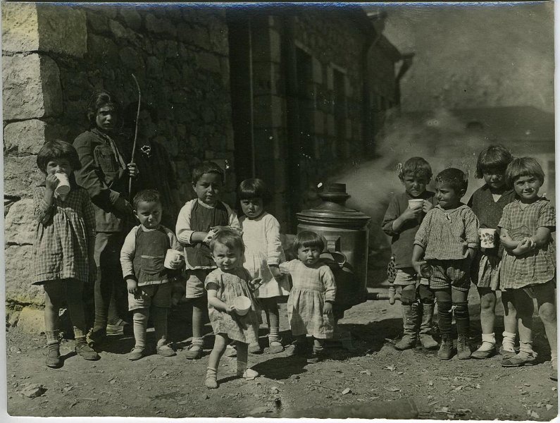 Дети на улице в ожидании чая, 1920-е. Выставка «15 фотографий с самоваром» с этим снимком.