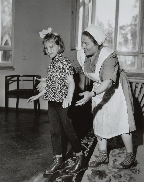 Портрет девочки и воспитательницы, 1960-е. Выставка «Что такое счастье?» с этой фотографией.&nbsp;