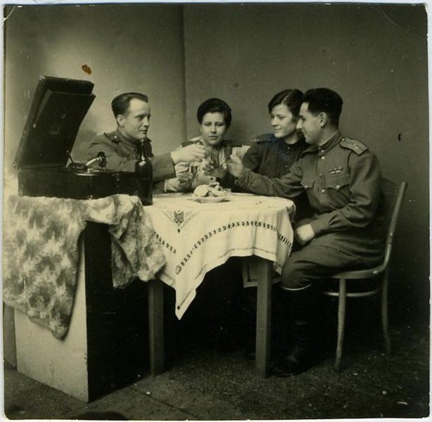 Чаепитие у граммофона, 1945 год. Выставка «"Вертушки" и пластинки XX века» с этой фотографией.&nbsp;