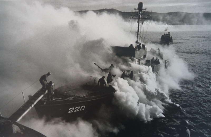 Катера «морские охотники» закончили высадку десанта в заливе Маативуоно, октябрь 1944. Видео «Роберт Диамент»&nbsp;и выставка «15 лучших фотографий Роберта Диамента» с этим снимком.
