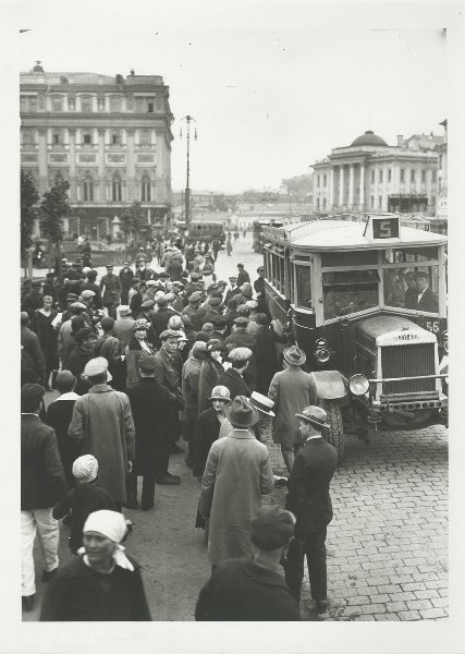 Автобусная остановка в Охотном ряду, 1927 год, г. Москва. Выставка «Московский автобус» с этой фотографией.