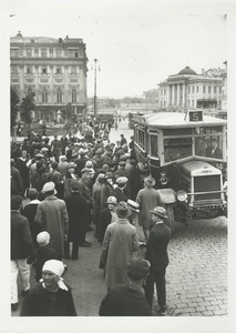 Автобусная остановка в Охотном ряду, 1927 год, г. Москва. Выставка «Московский автобус» с этой фотографией.