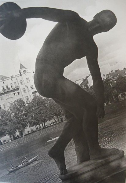Дискобол, 1930-е, г. Москва. В 1924 году Патриарший пруд переименован в Пионерский.