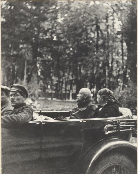 Владимир Ленин и Надежда Крупская в Горках, 1922 - 1923, Московская губ., пос. Горки. Видеовыставки&nbsp;«Смерть Ленина»,&nbsp;«Крупская-Ленина. "Первая леди" советского государства»  с этой фотографией.
