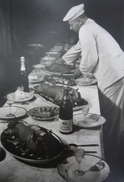 «Три победы – три поросенка», 1942 год. Выставки&nbsp;«Узники военных мгновений»,&nbsp;«Bon appetit!»,&nbsp;«In vino / pivo / vodka veritas...»,&nbsp;«Фотограф Роберт Диамент» с этой фотографией.
