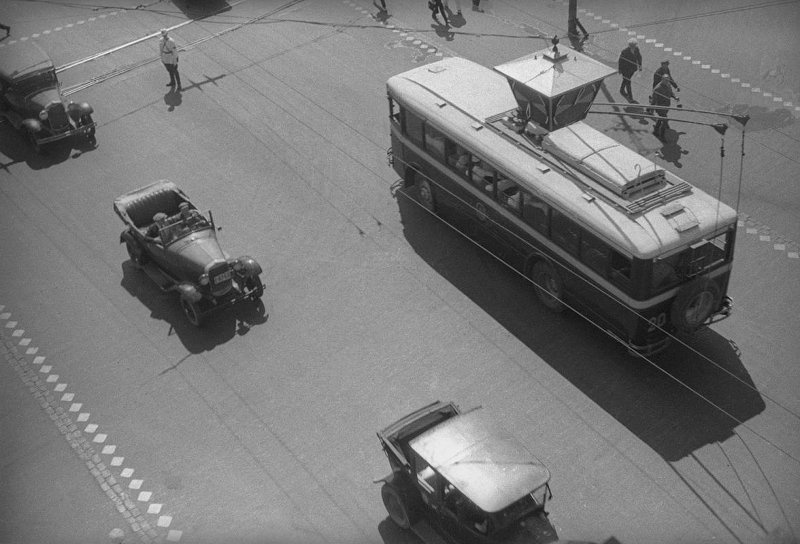 Уличное движение, 1933 год, г. Москва. Выставка «Московский троллейбус» с этой фотографией.&nbsp;
