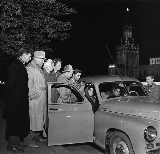 Свежие новости по радио, 1958 год, г. Москва. Выставки «Вот это тачка!» и&nbsp;«Изобретение, наделавшее много шуму» с этой фотографией.