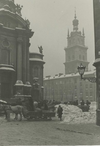 Без названия, 1941 год, Польша, г. Львов. Слева –&nbsp;Доминиканский собор, строился в 1749–1895 годах, справа –&nbsp; башня Корнякта, построена в 1572–1578 годах как колокольня Успенской церкви на средства греческого купца Константина Корнякта.&nbsp;