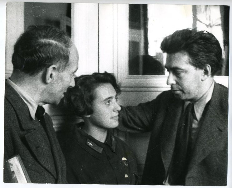 Первый съезд писателей СССР, 17 августа 1934 - 1 сентября 1934, г. Москва. Слева направо: французский писатель, драматург, литературный критик, общественный и театральный деятель, антифашист Жан Ришар Блок, одна из первых советских парашютисток, мировая рекордсменка 18-летняя Нина Камнева и писатель, поэт, публицист, журналист, военный корреспондент, переводчик с французского и испанского, общественный деятель, фотограф Илья Эренбург.Видеовыставка «Илья Эренбург» с этой фотографией.