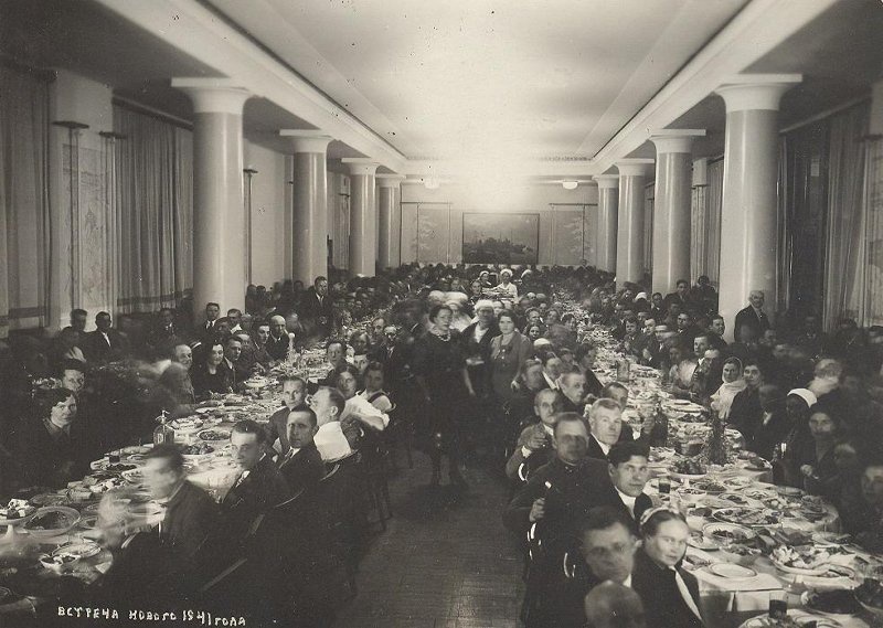 Встреча Нового 1941 года, 1 января 1941. Выставка «Застолье по-советски» с этой фотографией.