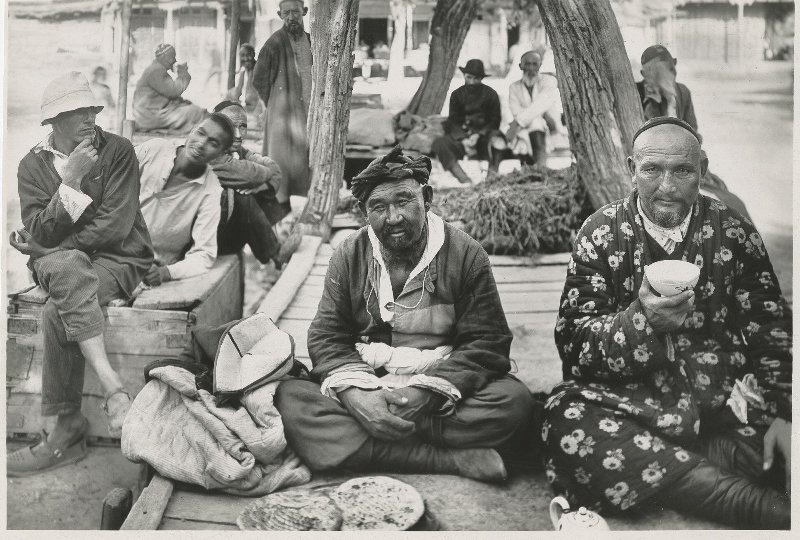 Чаепитие, 1929 - 1930, Узбекская ССР. Выставка «Жемчужина в оправе скал» с этой фотографией.