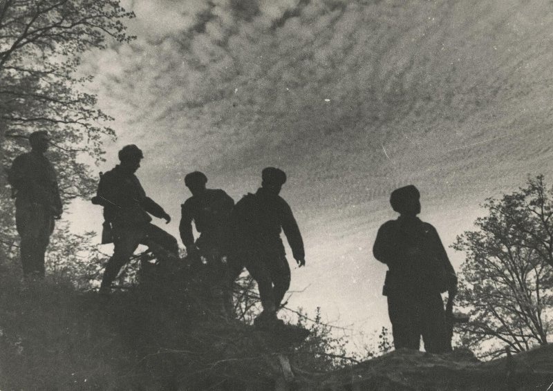 Разведчики идут в тыл противника, 1943 год. Выставка «Разведчики и снайперы. Невидимый фронт» с этой фотографией.