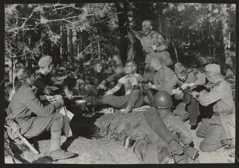 Третий Белорусский фронт. Возвращение солдата М. Коваля из разведки на тот берег, 1944 год. Выставка «Разведчики и снайперы. Невидимый фронт» с этой фотографией.