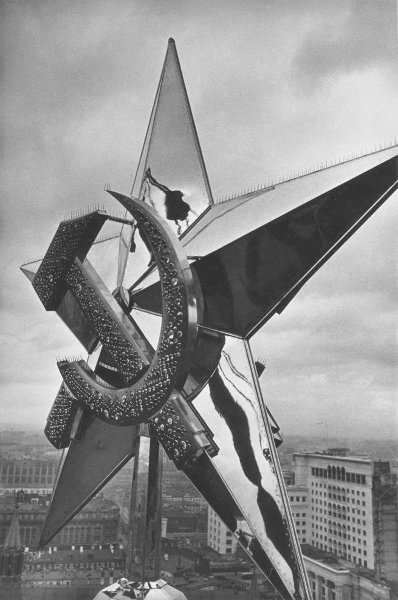 Первая звезда на Никольской башне Кремля, 1935 год, г. Москва. Видеовыставки «80-летие ВДНХ. "Тотальная инсталляция"»&nbsp;и «Вячеслав Молотов. Второй после Сталина» с этой фотографией.