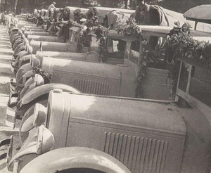 Машины на старте, 6 июля 1933, г. Москва. Автопробег Москва – Каракумы – Москва.&nbsp;Видео «Роман Кармен. Гений советской кинохроники» с этой фотографией.