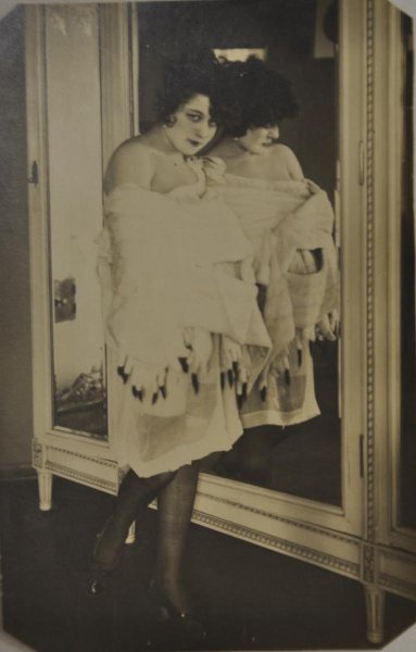 Женщина у зеркала, 1922 год