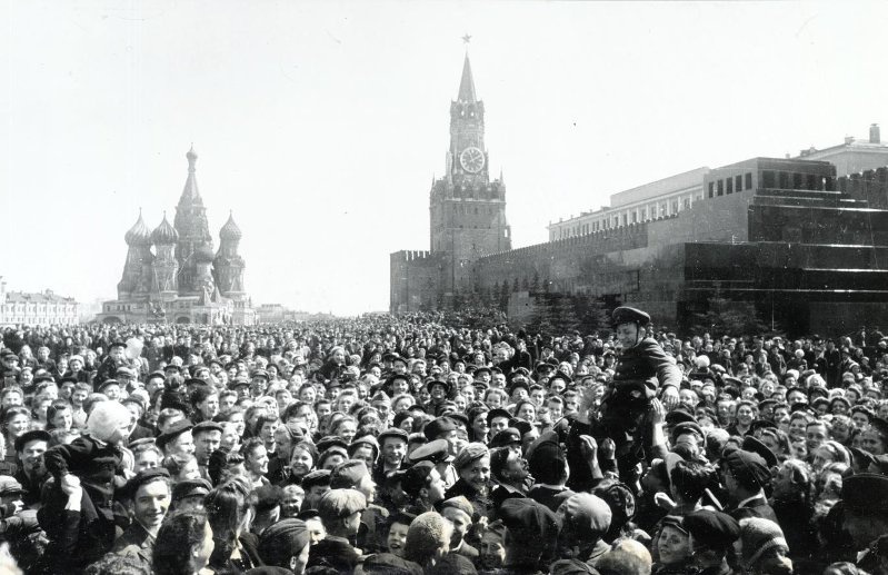 «Москва. Красная площадь. 13 часов 55 минут. 9 мая 1945», 9 мая 1945, г. Москва. Видео «Булат Окуджава. "Воспоминание о Дне Победы"» с этой фотографией.