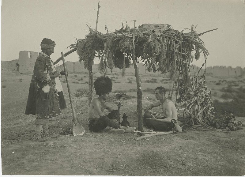 Отдых, 1920-е, Туркменская ССР. Выставка «Советская несоветская Туркмения» с этой фотографией.