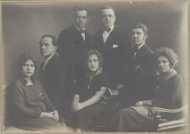 Портрет молодых мужчин и девушек, 1920-е, г. Ленинград. Выставка «В стиле НЭП» с этой фотографией.