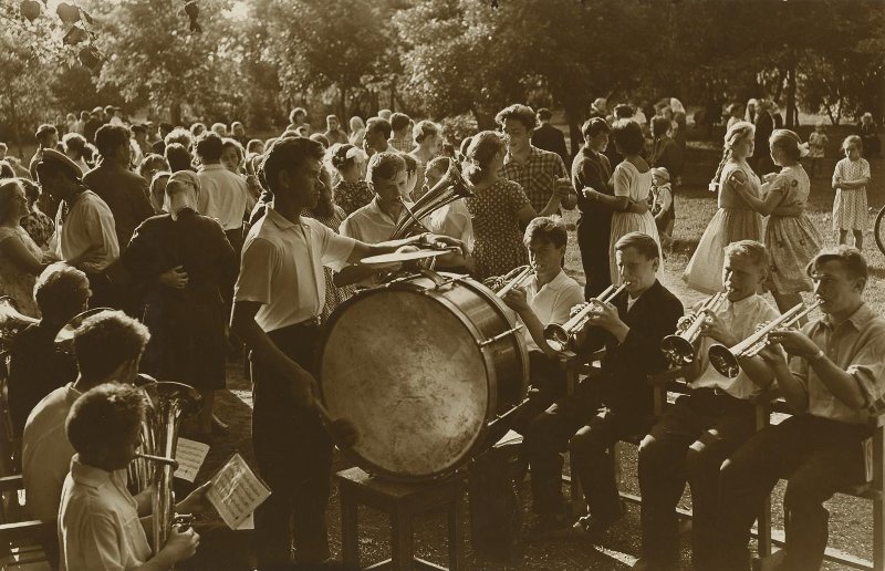 Духовой оркестр, июнь 1962, Липецкая обл., совхоз «Петровский парк». Выставка «10 фотографий: танцплощадки» с этим снимком.