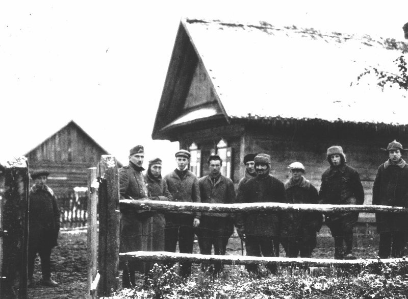 Фото "Жители поселка Калодищи Минского района", 1941 - 1942 ...