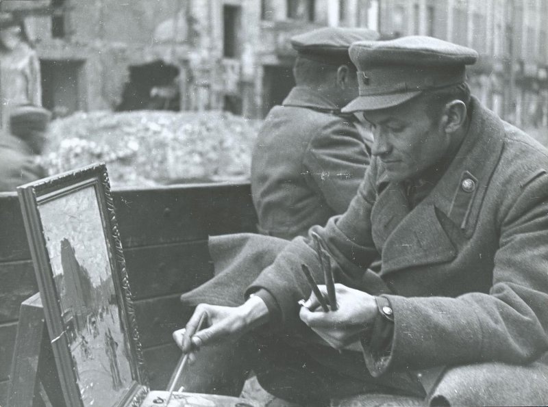Художник Студии военных художников имени М. Б. Грекова, май 1945, Германия, г. Берлин. Выставка «Художник за работой» с этой фотографией.