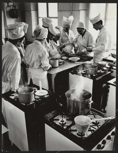 В ПТУ поваров, 1977 год. Выставка «Хлопоты на кухне» с этой фотографией.