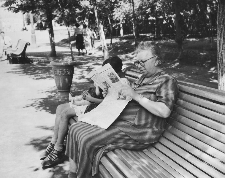 На бульваре, 1956 год, г. Москва. Выставка «Бабушки и дедушки: опыт, мудрость и любовь» с этим снимком.