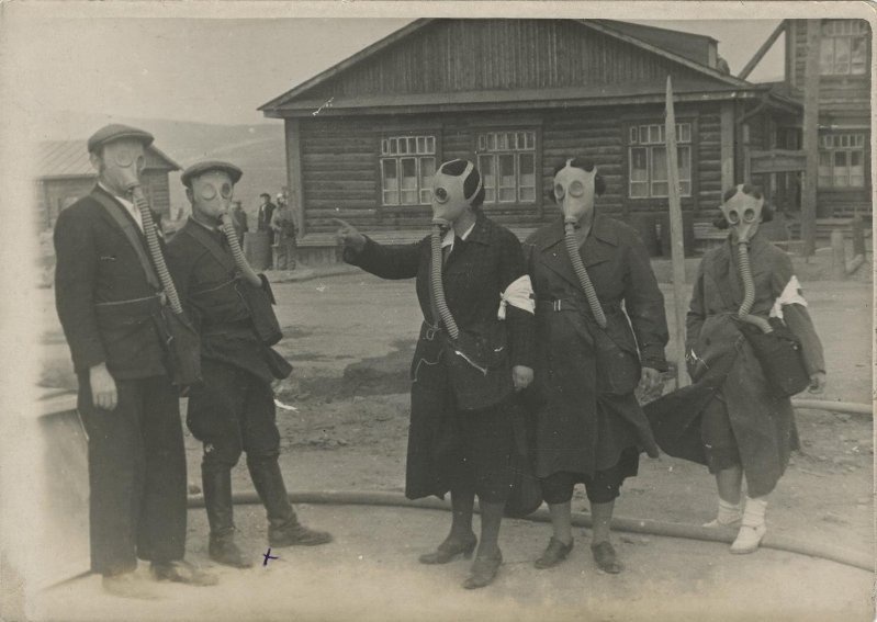 Военная игра в Дальстрое, 8 августа 1937, г. Магадан. Выставка «Обыкновенный противогаз» с этой фотографией.