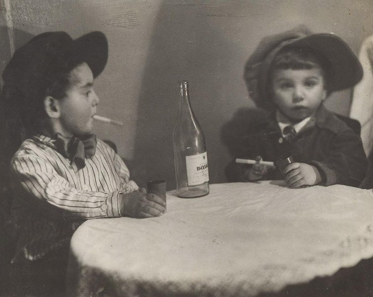 «Как большие», 1930-е. Выставки&nbsp;«10 фотографий с бутылкой» и «Шедевры неизвестных авторов» с этой фотографией.