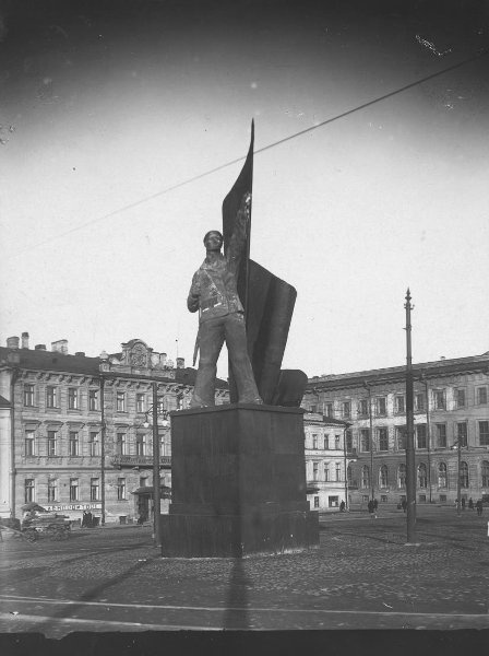 Памятник у моста Лейтенанта Шмидта, 1920-е, г. Ленинград. Ныне Благовещенский мост.