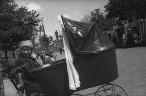 Женщина с коляской на Тверском бульваре, 1932 - 1935, г. Москва. Выставка «Авангард Михаила Прехнера» с этой фотографией.
