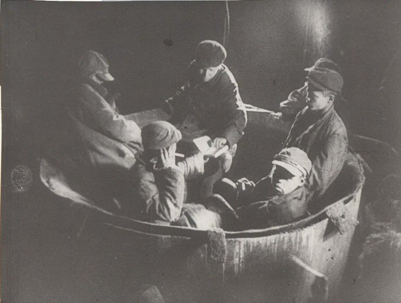 Беспризорники, 1920 - 1923. Сидят в чане для варки асфальта.Выставка «Государство в государстве» с этой фотографией.