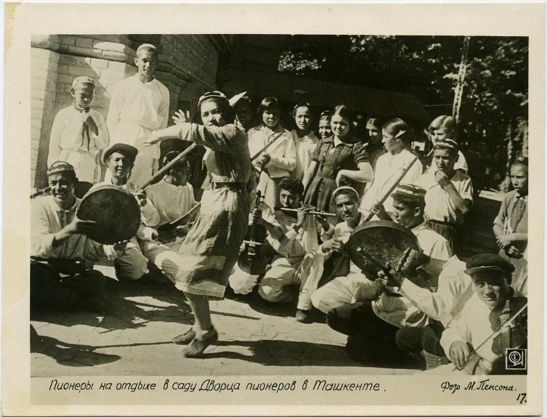 Пионеры на отдыхе в саду Дворца пионеров в Ташкенте, 31 июля 1935, Узбекская ССР, г. Ташкент