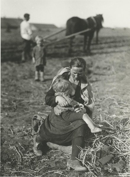 Село Коломенское. Кормящая мать на пашне, 1927 год, Московская губ., с. Коломенское