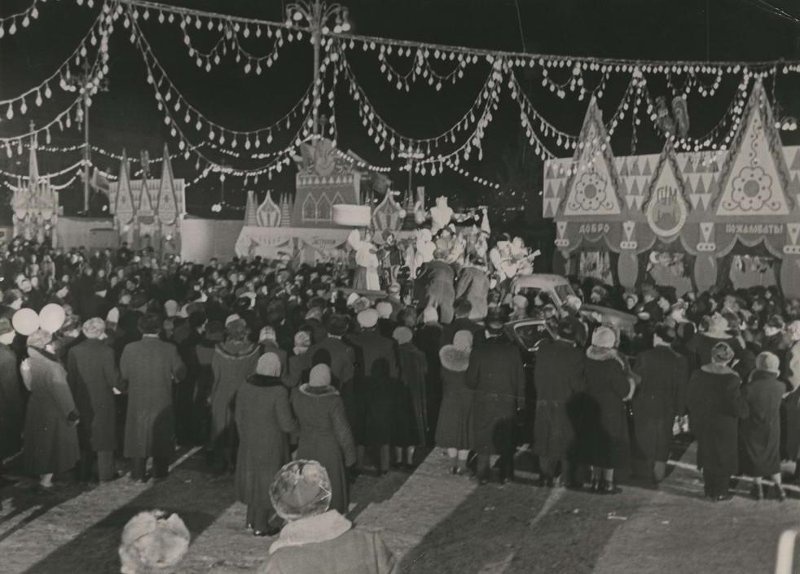 «Каждый москвич одет по своему вкусу», 1950-е, г. Москва. Масленица.Выставка «Москва праздничная» с этой фотографией.
