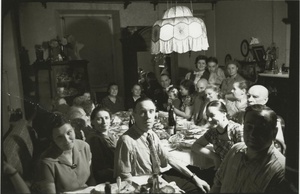 Семейный праздник, 1960 год. Выставка «Советское новоселье» и видео «Аркадий Райкин. "У окон дома"» с этой фотографией. 