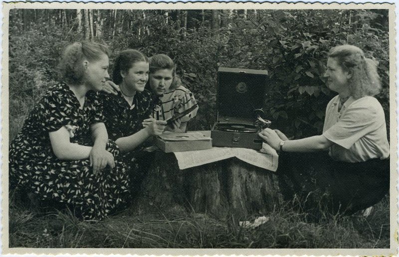 Из семейного альбома, 1930-е. Выставка «"Вертушки" и пластинки XX века» с этой фотографией.&nbsp;