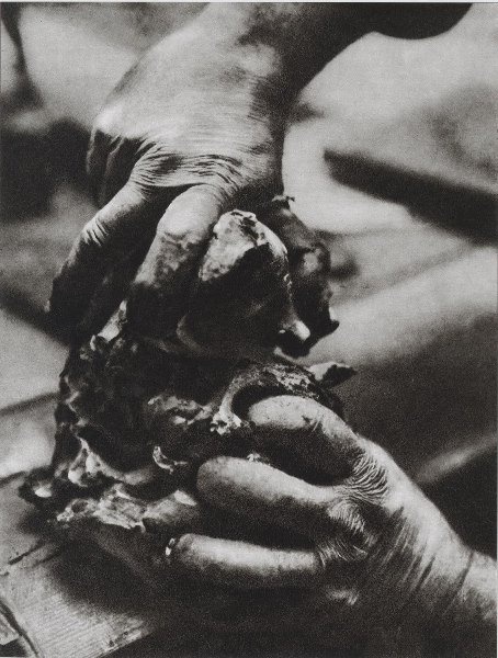 Из серии «Работа рук». Руки скульптора, 1926 год. Выставка «Вхожу, ваятель, в твою мастерскую» с этой фотографией.&nbsp;