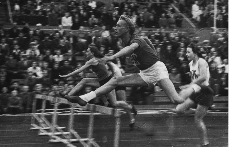 Заслуженный мастер спорта Александра Чудина в беге на 70 метров, 1949 год. Выставка «СССР в 1949 году» с этой фотографией.