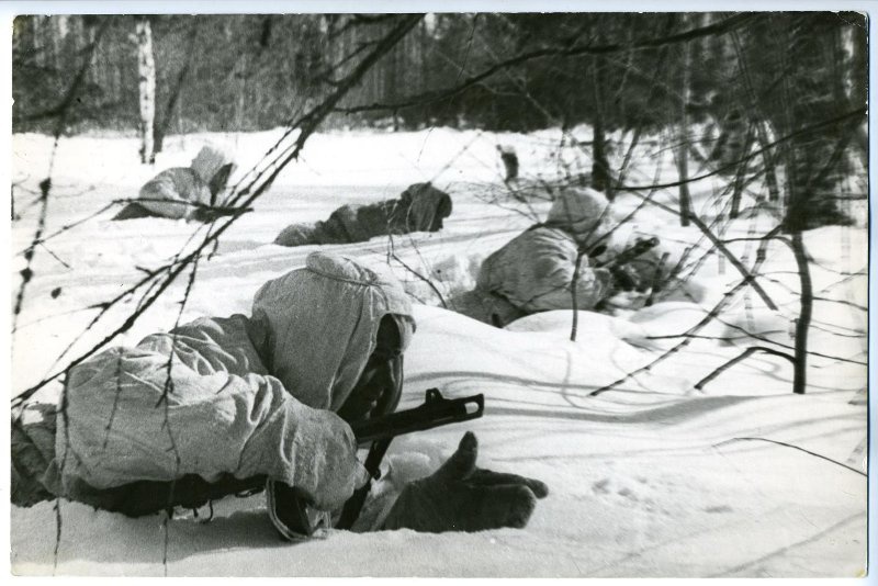Северо-Западный фронт. Седьмая Гвардейская стрелковая дивизия. Разведчики-гвардейцы пробираются в тыл врага, 1942 год. Выставка «Разведчики и снайперы. Невидимый фронт» с этой фотографией.