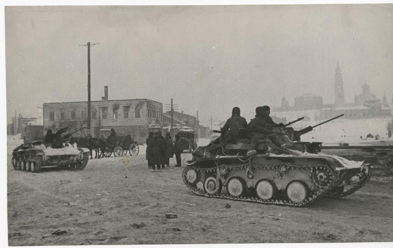 Танки на улицах города Волоколамска, 1941 год, Московская обл., г. Волоколамск. Видео «Павел Трошкин» с этой фотографией.
