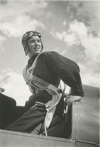 Парашютистка Катя Мельникова, 1934 год. Супруга авиаконструктора Александра Яковлева.Выставка «Парашютисты» с этой фотографией.