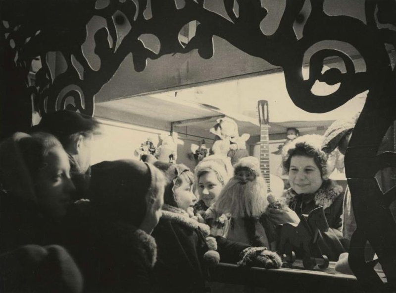 Перед Новым годом, декабрь 1949, г. Москва. Выставки&nbsp;«Пять минут истории: Советский Новогодний Союз»,&nbsp;«Про подарки» и «СССР в 1949 году» с этой фотографией.