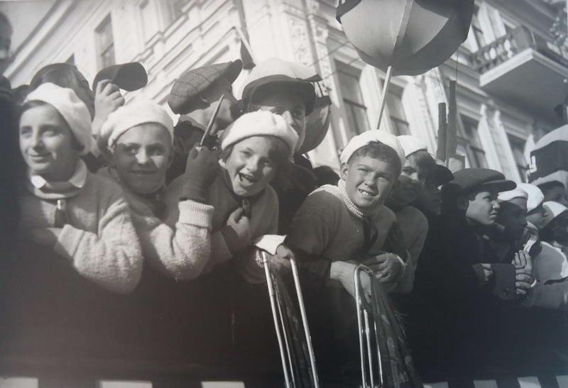 Пионеры на празднике в Киеве, 1930 год, г. Киев. Видео «Роберт Диамент»,&nbsp;выставка «Фотограф Роберт Диамент» с этой фотографией.