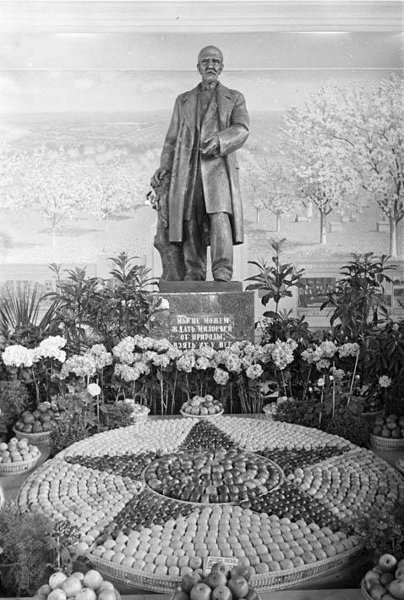 Открытие Всесоюзной сельскохозяйственной выставки  (ВСХВ). Памятник Мичурину и композиция из яблок, 1939 год, г. Москва. Видеовыставка «80-летие ВДНХ. "Тотальная инсталляция"» с этой фотографией.