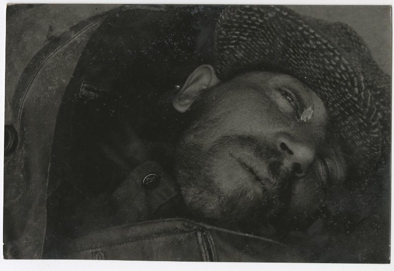 Улица. Лежащий, 1930 - 1931. Выставка «Фотограф Елеазар Лангман. Радикальный экспериментатор 1920–1930-х годов» с этим снимком.